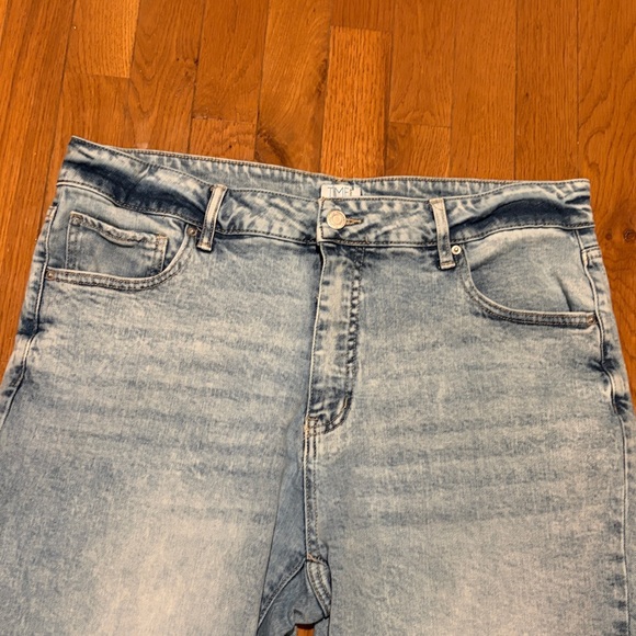 Time and Tru Faded Blue Relaxed Jeans w/raw hem Size 16 - Picture 3 of 5